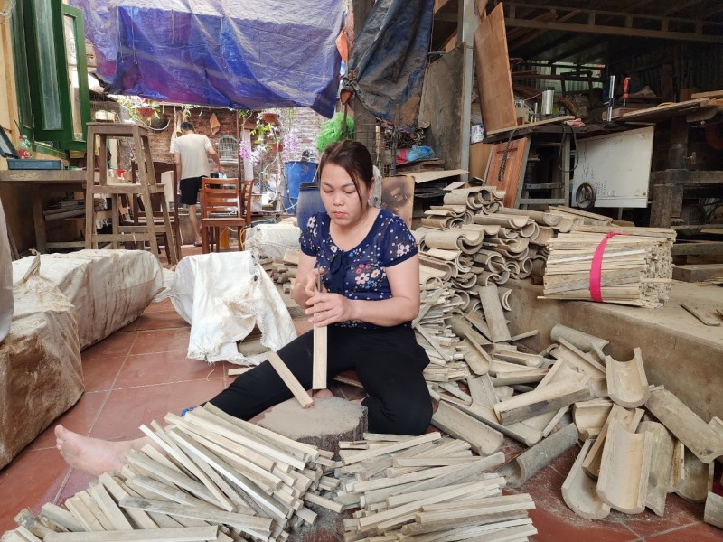 Người thợ chẻ tre thành nan quạt trong xưởng Chàng Sơn